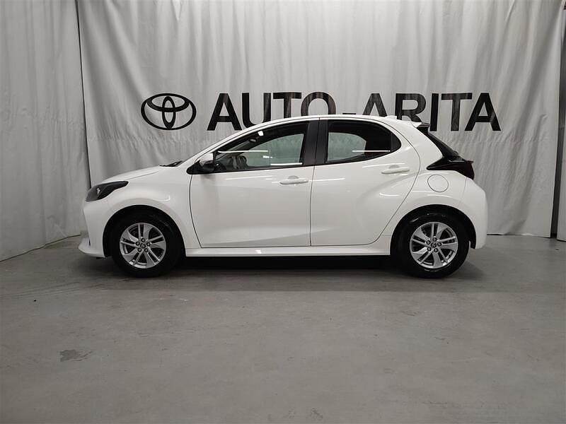 Käytetty Toyota Yaris Hybrid Active 116 HP (85 kW) 2023 Valkoinen Viistoperä