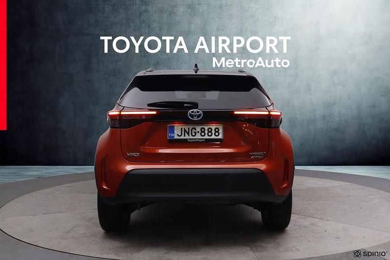 Käytetty Toyota Yaris Cross 116 HP (85 kW) 2023 Met. oranssi Katumaasturi