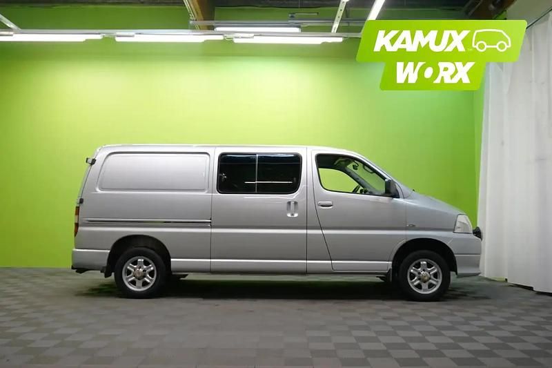 Käytetty Toyota HiAce 117 HP (86 kW) 2009 Hopea Van