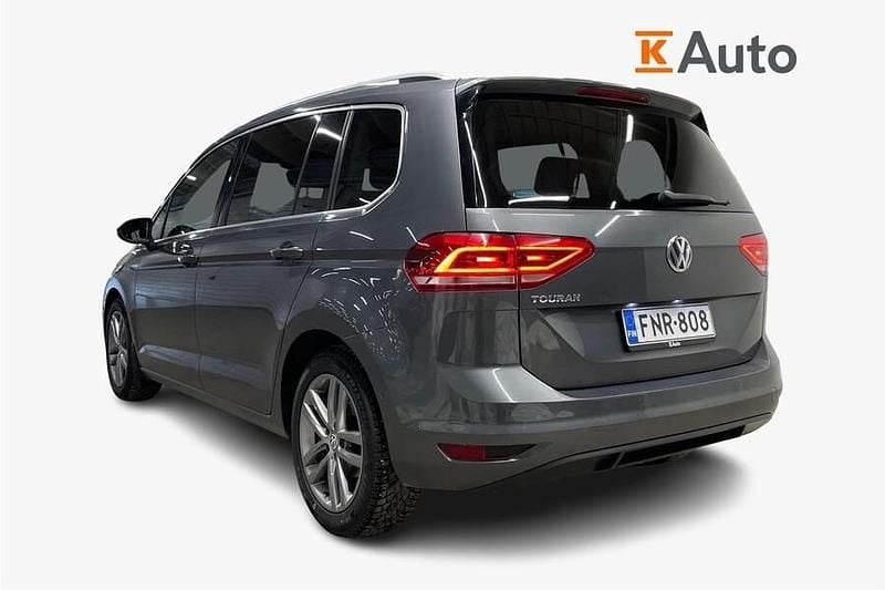 Käytetty VW Touran Style 150 HP (110 kW) 2020 Harmaa Tila-auto