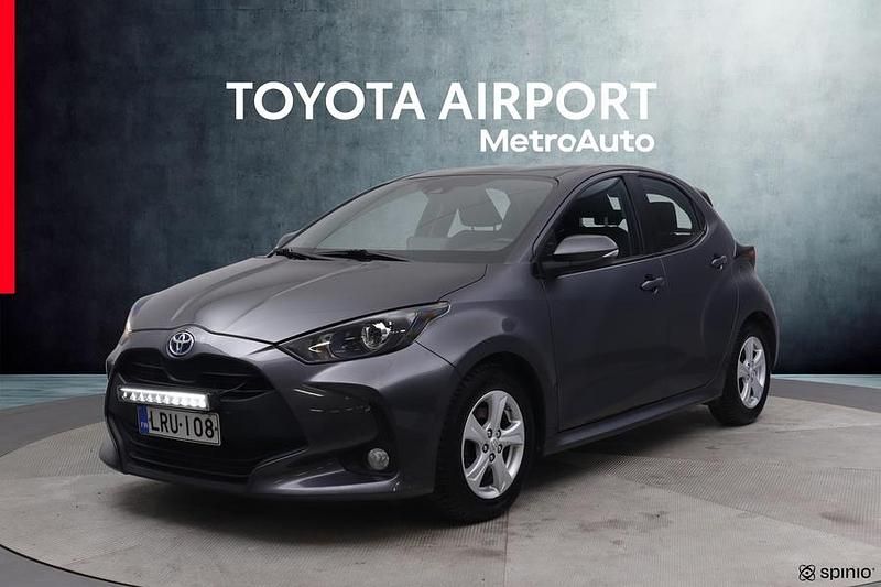 Käytetty Toyota Yaris Hybrid Active 116 HP (85 kW) 2022 Harmaa Viistoperä