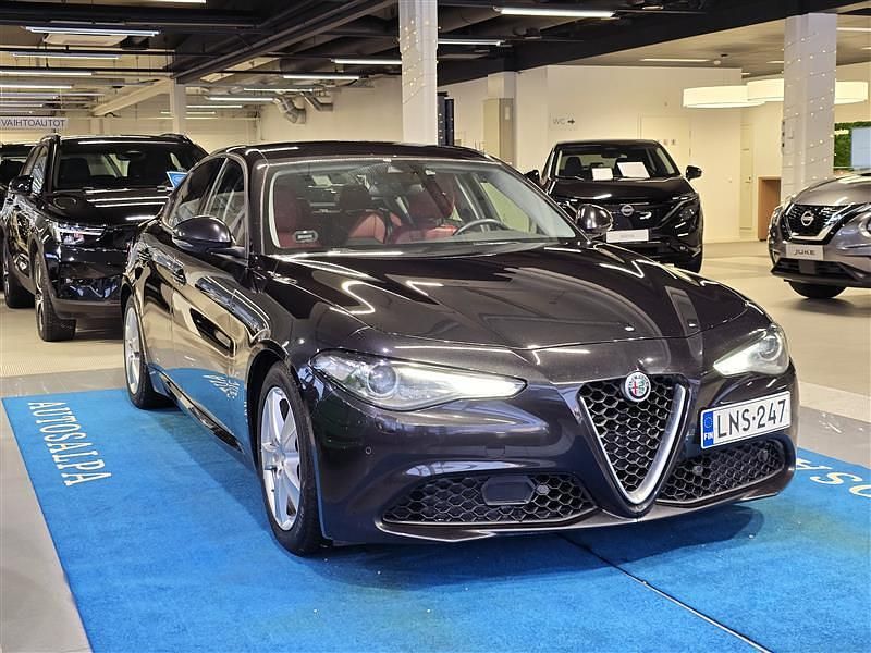 Käytetty Alfa Romeo Giulia Super 200 HP (147 kW) 2017 Musta Sedan