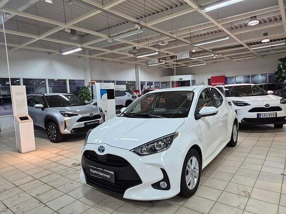 Käytetty Toyota Yaris Active 114 HP (83 kW) 2022 Valkoinen Viistoperä