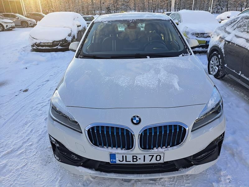 Valkoinen Käytetty 2019 BMW 225 Active Tourer Comfort Edition Tila-auto | 15 900 € (Perustarjous) - Kuva 1/4