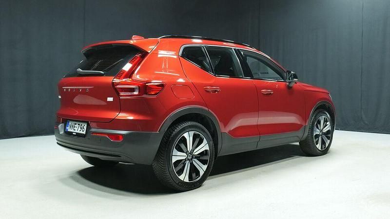 Käytetty Volvo XC40 Plus 211 HP (155 kW) 2023 Punainen Katumaasturi