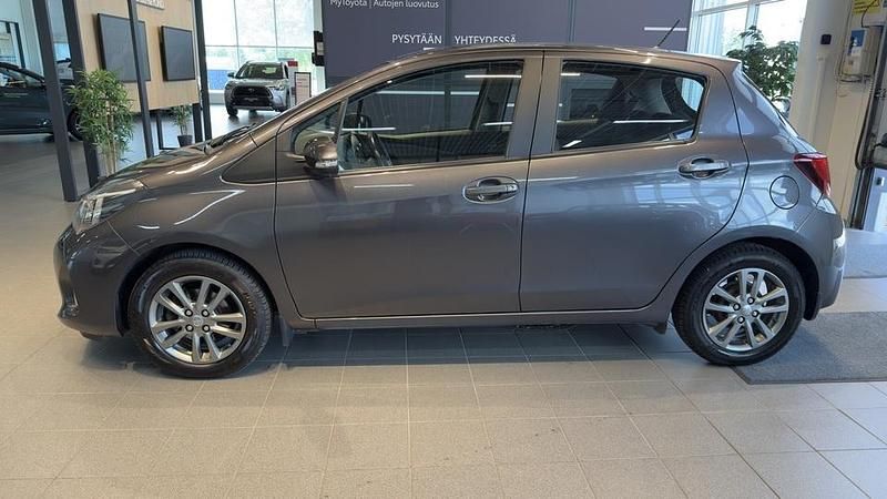 Käytetty Toyota Yaris Active 99 HP (72 kW) 2016 Harmaa Viistoperä