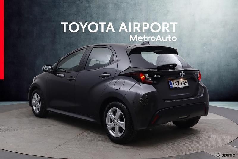 Käytetty Toyota Yaris Hybrid Active 116 HP (85 kW) 2024 Harmaa Viistoperä