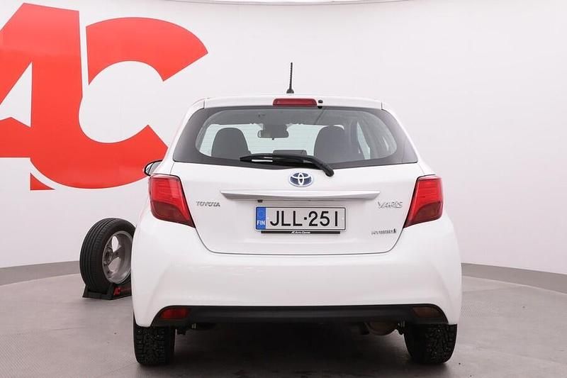 Käytetty Toyota Yaris Hybrid Active 99 HP (72 kW) 2016 Valkoinen Viistoperä