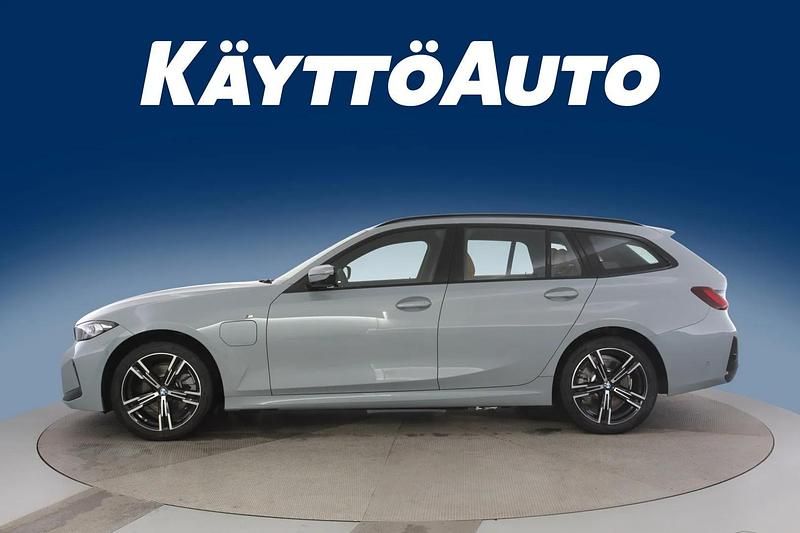 Uusi BMW 330e M Sport 292 HP (214 kW) 2026 Brooklyn grey metall Farmari