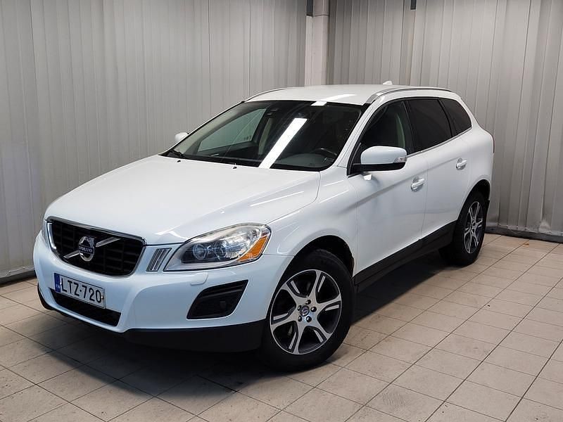 Käytetty Volvo XC60 Summum 163 HP (119 kW) 2013 Valkoinen Katumaasturi
