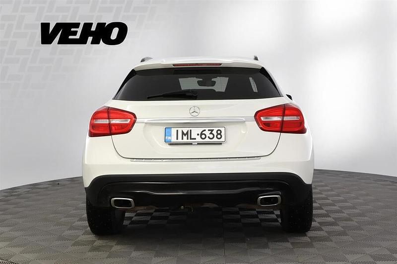 Käytetty Mercedes GLA180 Urban 122 HP (89 kW) 2016 Valkoinen Katumaasturi