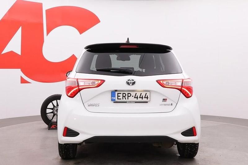 Käytetty Toyota Yaris Hybrid Sport 101 HP (74 kW) 2019 Valkoinen Viistoperä