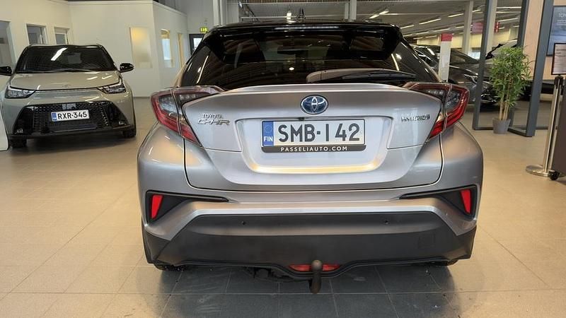 Käytetty Toyota C-HR Style 122 HP (89 kW) 2017 Hopea Katumaasturi