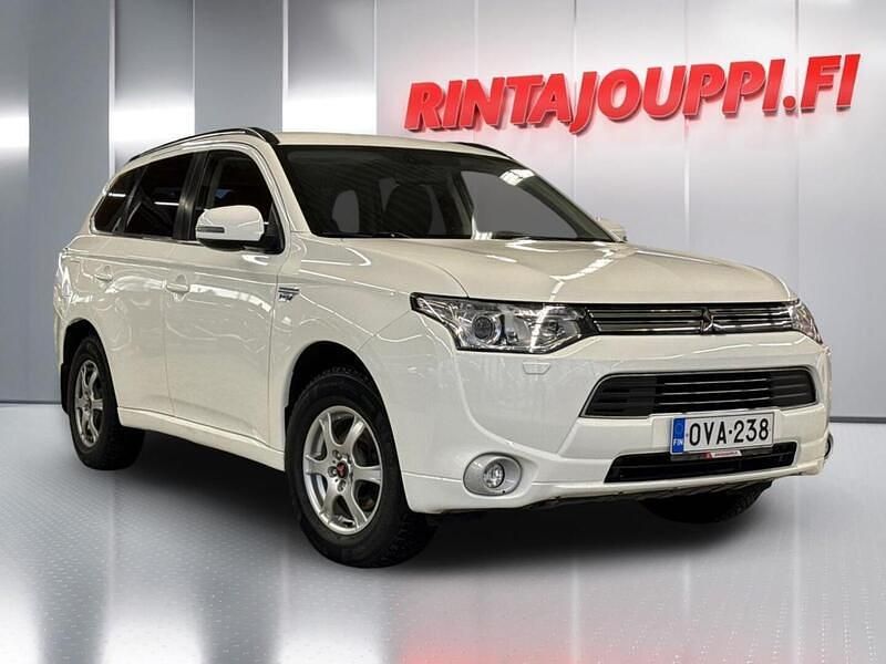 Valkoinen Käytetty 2014 Mitsubishi Outlander P-HEV Instyle Farmari | 9 800 € (Supertarjous) - Kuva 1/3