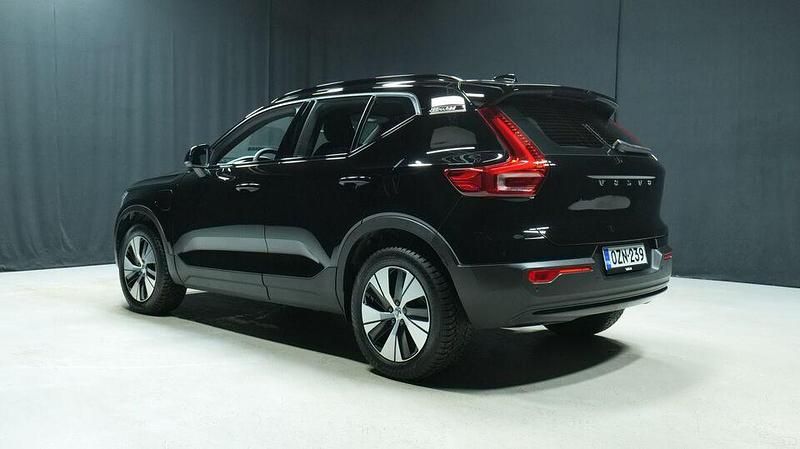 Käytetty Volvo XC40 Plus 211 HP (155 kW) 2023 Musta Katumaasturi