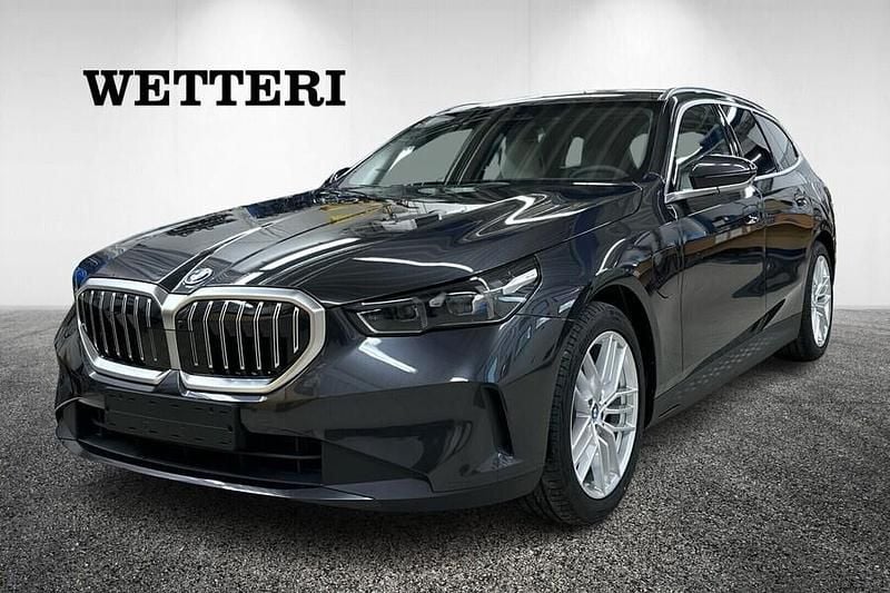 Harmaa Uusi 2025 BMW 530e Comfort Edition Farmari | 59 900 € - Kuva 1/4