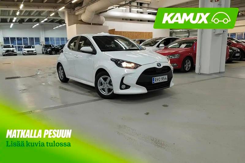 Käytetty Toyota Yaris Hybrid Active 116 HP (85 kW) 2023 Valkoinen Sedan