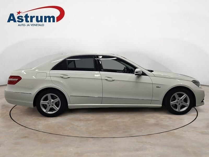 Käytetty Mercedes E200 Avantgarde 136 HP (100 kW) 2011 Valkoinen Sedan