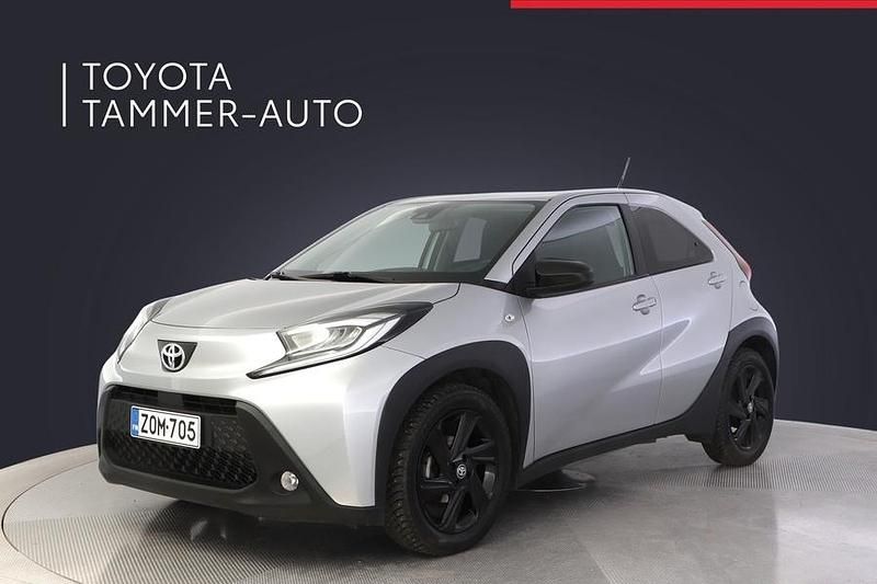 Musta Käytetty 2022 Toyota Aygo X Multidrive S Katumaasturi | 13 980 € (Perustarjous) - Kuva 1/3