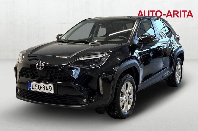 Käytetty Toyota Yaris Cross Active 116 HP (85 kW) 2023 Musta Katumaasturi