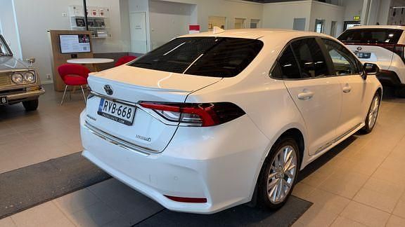 Käytetty Toyota Corolla Premium 122 HP (89 kW) 2023 Valkoinen Sedan