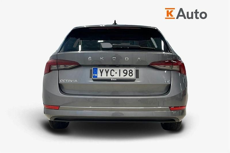 Käytetty Skoda Octavia Style 201 HP (147 kW) 2023 Harmaa Farmari