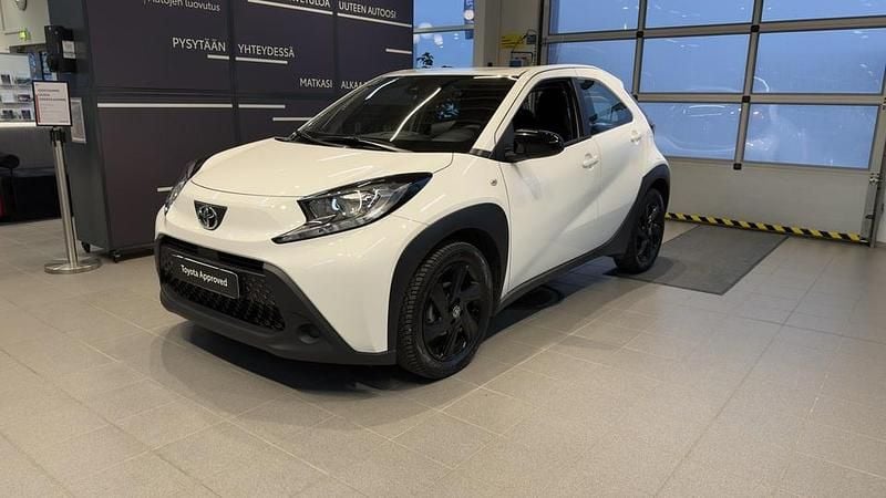 Valkoinen Käytetty 2023 Toyota Aygo X Play Katumaasturi | 14 900 € (Perustarjous) - Kuva 1/4