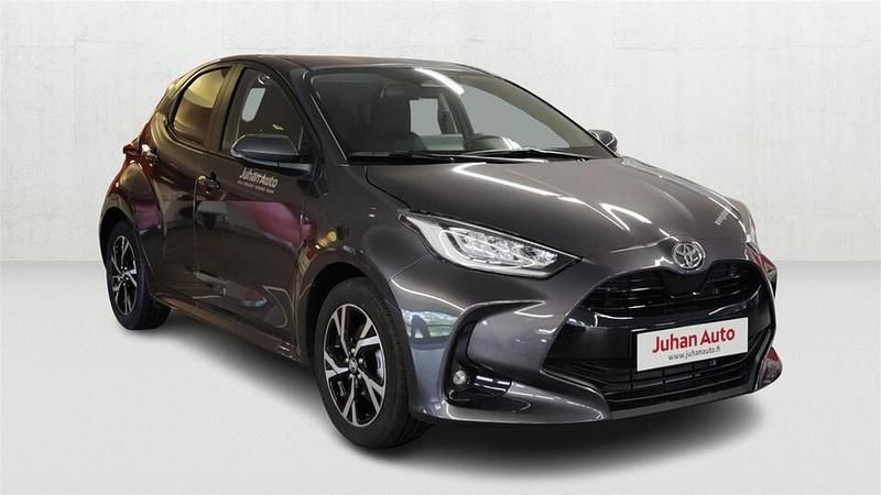 Käytetty Toyota Yaris Hybrid Plus 116 HP (85 kW) 2024 Harmaa Viistoperä