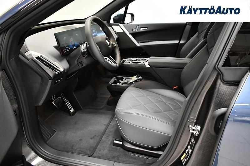Uusi BMW iX Comfort Edition 400 kW (544 HP) 2026 Artic race blue meta Katumaasturi