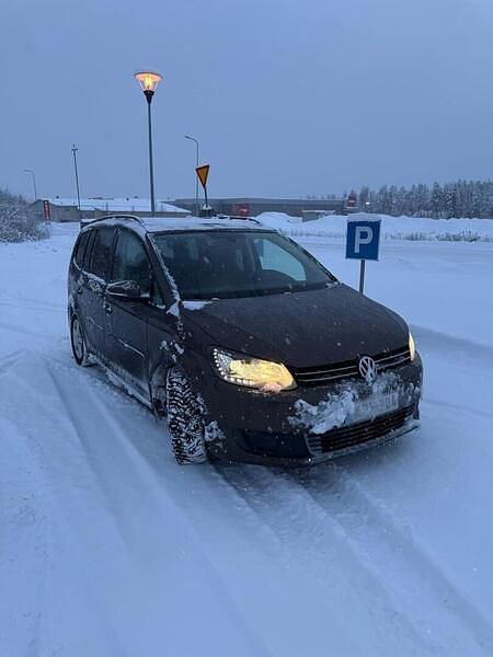 Käytetty 2013 VW Touran Comfortline Tila-auto | 11 880 € (Perustarjous) - Kuva 1/3