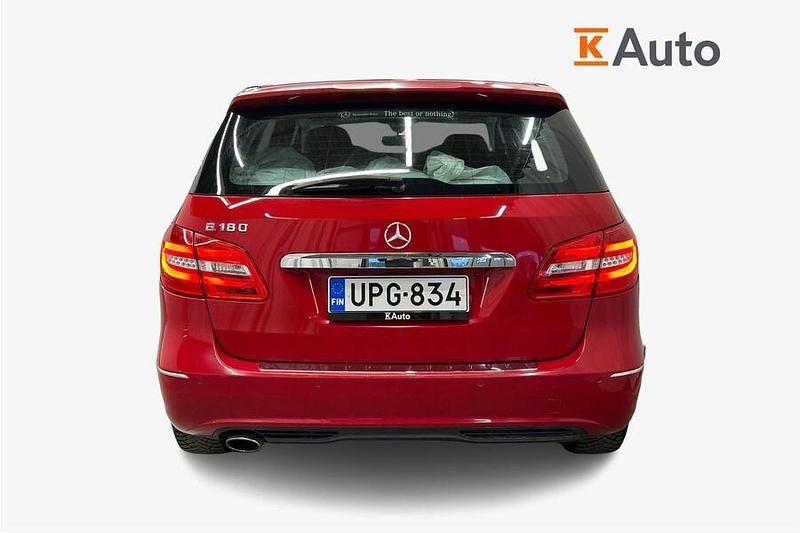 Käytetty Mercedes B180 Business 122 HP (89 kW) 2012 Punainen Tila-auto