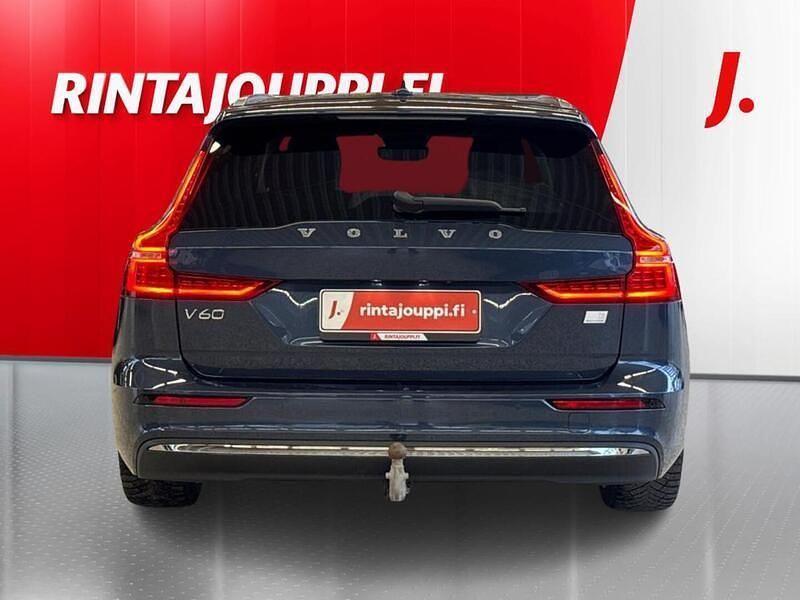 Käytetty Volvo V60 Core 350 HP (257 kW) 2023 Sininen Farmari