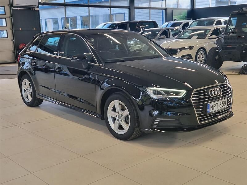 Käytetty Audi A3 Sportback e-tron Business 204 HP (150 kW) 2020 Musta Viistoperä