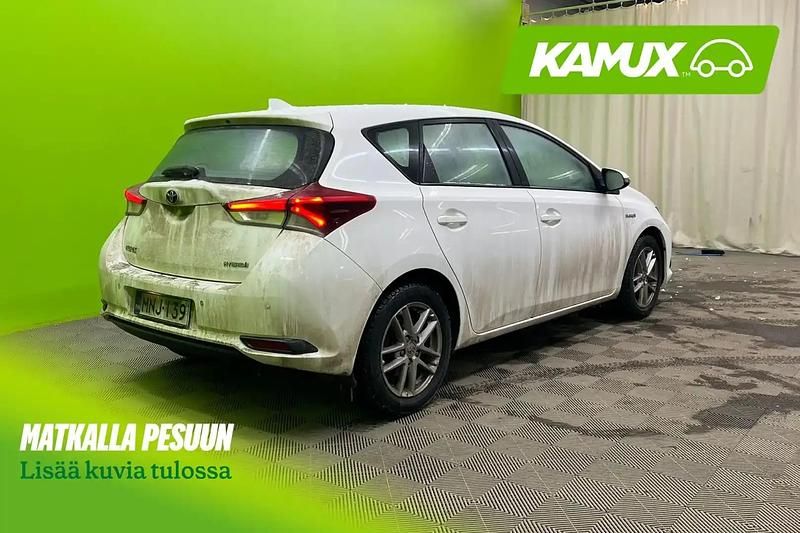 Käytetty Toyota Auris Hybrid Edition 99 HP (72 kW) 2017 Valkoinen Sedan