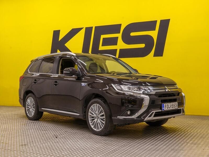 Käytetty Mitsubishi Outlander P-HEV Instyle 135 HP (99 kW) 2021 Katumaasturi