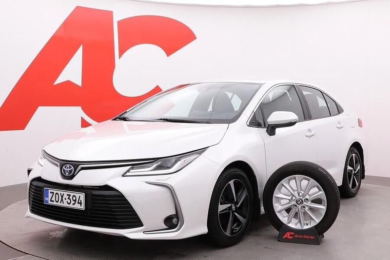 Valkoinen Käytetty 2023 Toyota Corolla Active Sedan | 27 590 € (Hieman kallis) - Kuva 1/4