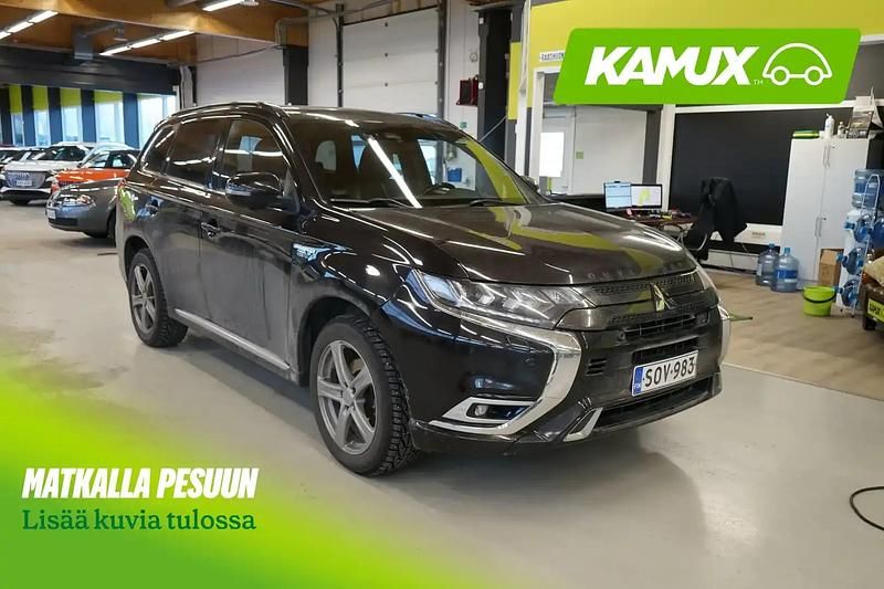 Käytetty Mitsubishi Outlander P-HEV Instyle 184 HP (135 kW) 2018 Musta Sedan