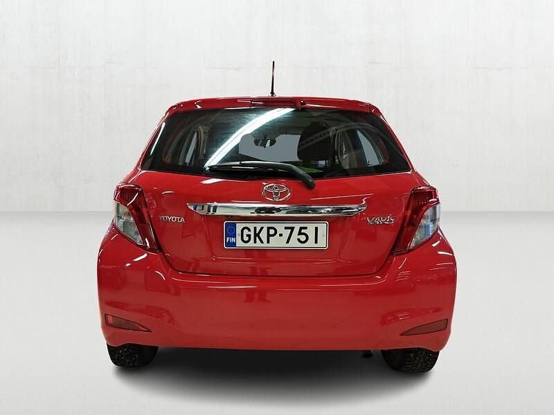 Käytetty Toyota Yaris Multidrive S 99 HP (72 kW) 2012 Punainen Viistoperä