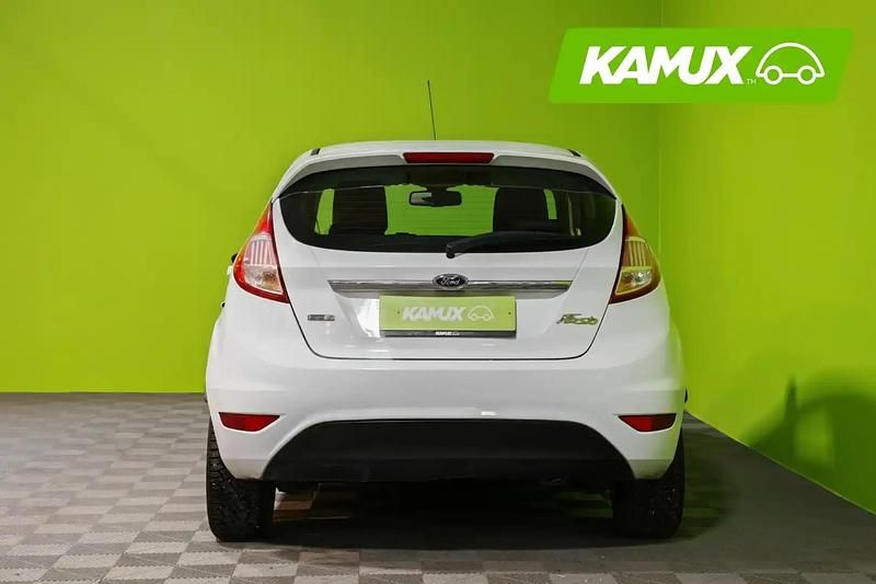 Käytetty Ford Fiesta Titanium 101 HP (74 kW) 2017 Valkoinen Sedan