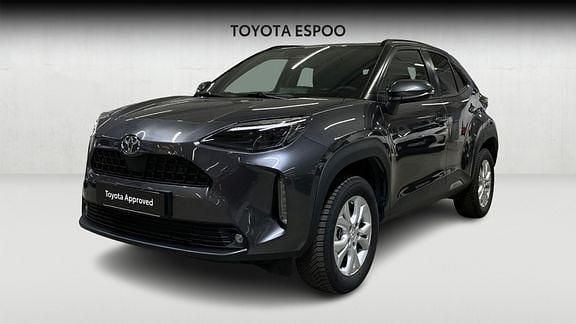 Harmaa Uusi 2025 Toyota Yaris Cross Plus Katumaasturi | 31 990 € (Perustarjous) - Kuva 1/4