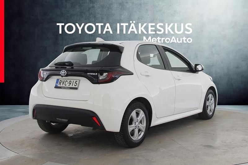 Käytetty Toyota Yaris Hybrid Active 116 HP (85 kW) 2023 Valkoinen Viistoperä