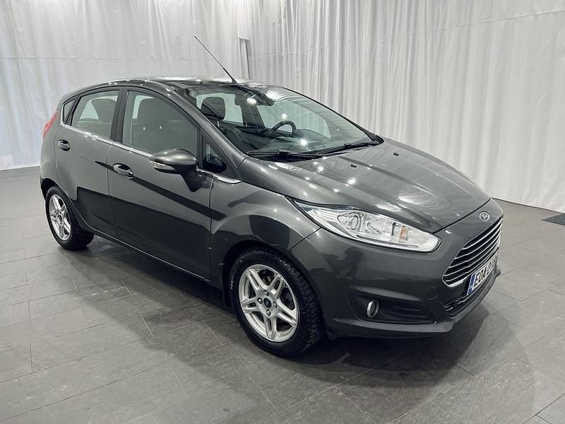 Käytetty Ford Fiesta Titanium 101 HP (74 kW) 2016 Harmaa Viistoperä