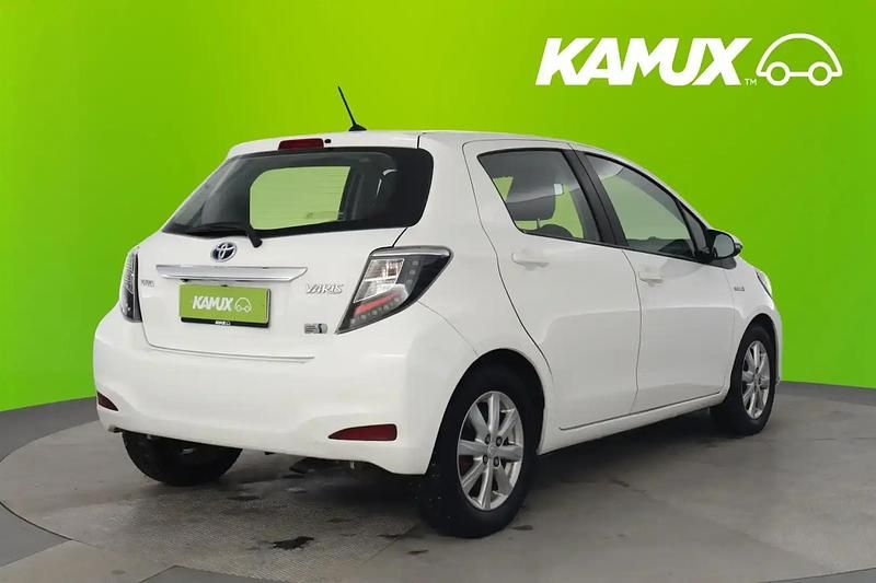 Käytetty Toyota Yaris Hybrid Active 75 HP (55 kW) 2013 Valkoinen Tila-auto