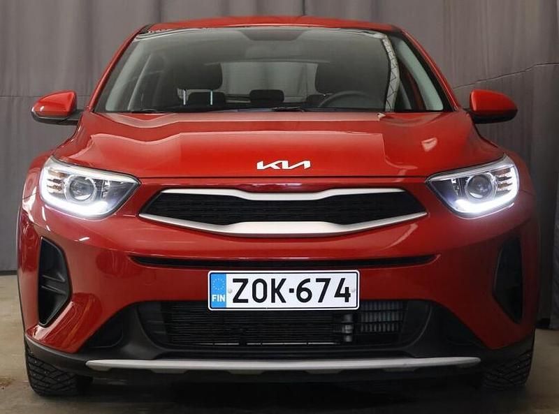Käytetty Kia Stonic LX 101 HP (74 kW) 2022 Punainen Katumaasturi