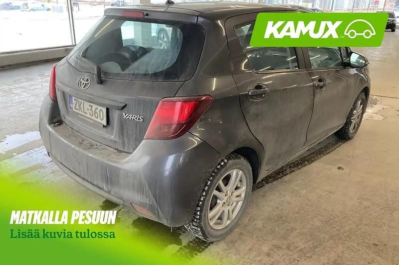 Käytetty Toyota Yaris Multidrive S 99 HP (72 kW) 2015 Hopea / harmaa Viistoperä