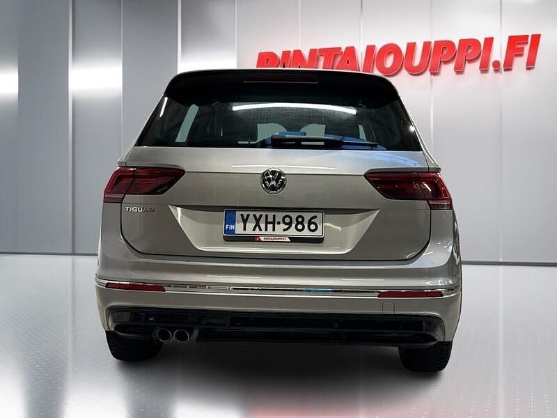 Käytetty VW Tiguan R-line 150 HP (110 kW) 2020 Harmaa Katumaasturi