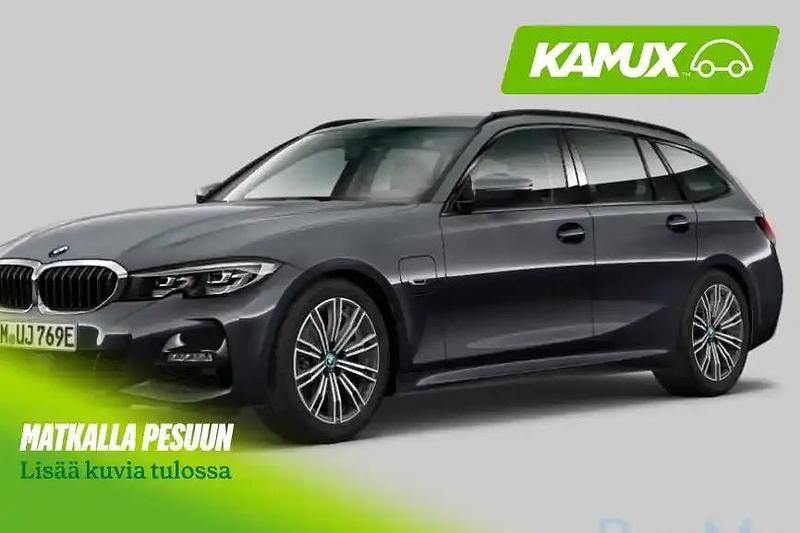 Hopea / harmaa Käytetty 2022 BMW 330e M Sport Farmari | 31 440 € (Perustarjous) - Kuva 1/2
