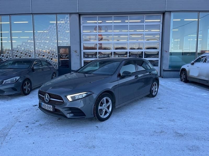 Käytetty Mercedes A250 Business 160 HP (117 kW) 2021 Harmaa Viistoperä