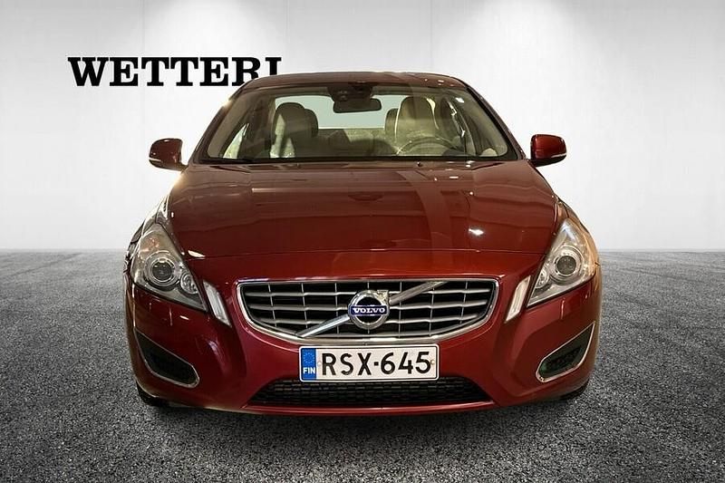 Käytetty Volvo S60 Business Edition 163 HP (119 kW) 2011 Punainen Sedan