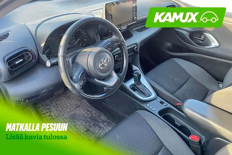 Käytetty Toyota Yaris Hybrid Active 116 HP (85 kW) 2024 Valkoinen Sedan